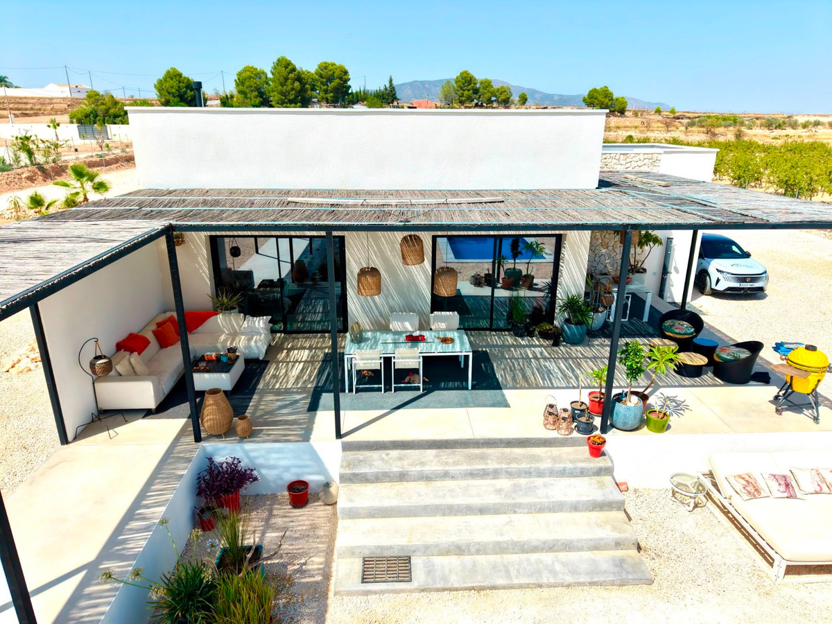 5 Bed Townhouse for sale in Pinoso Costa Blanca, Alicante, Spain
