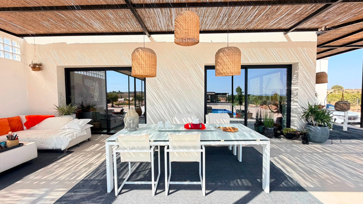 5 Bed Townhouse for sale in Pinoso Costa Blanca, Alicante, Spain