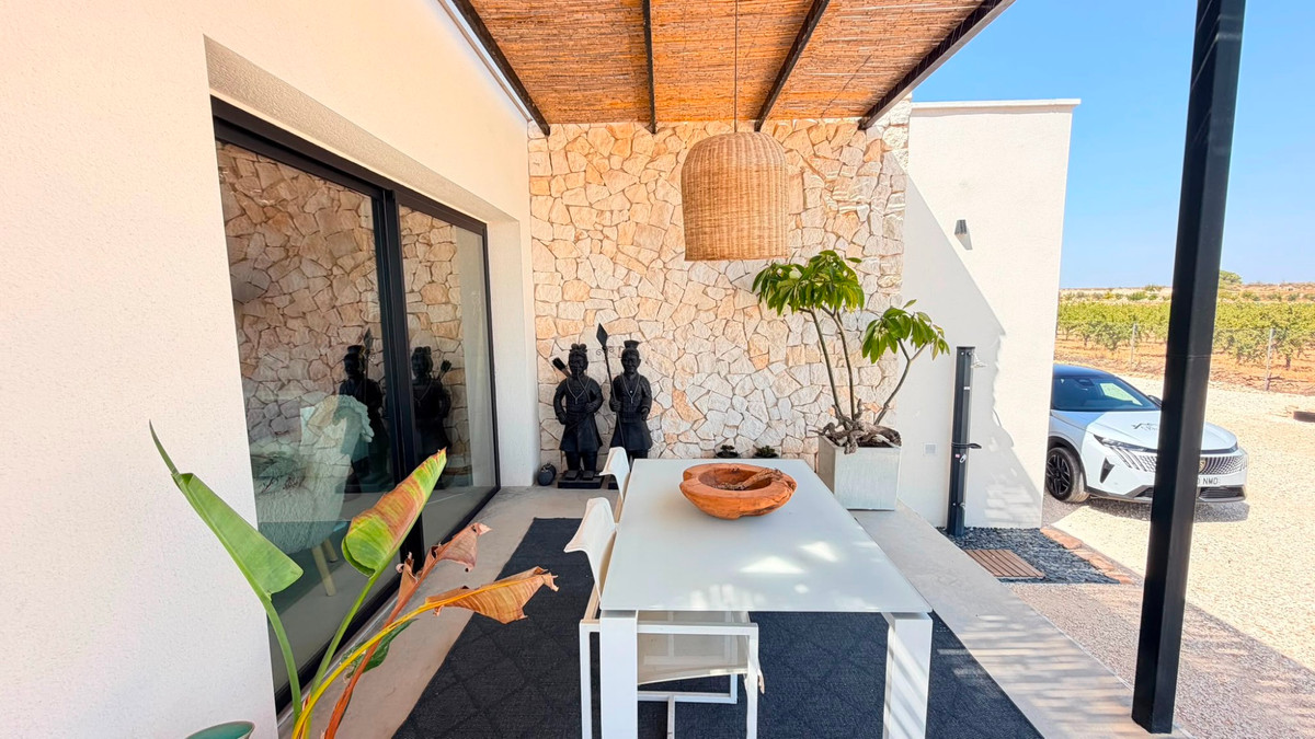5 Bed Townhouse for sale in Pinoso Costa Blanca, Alicante, Spain