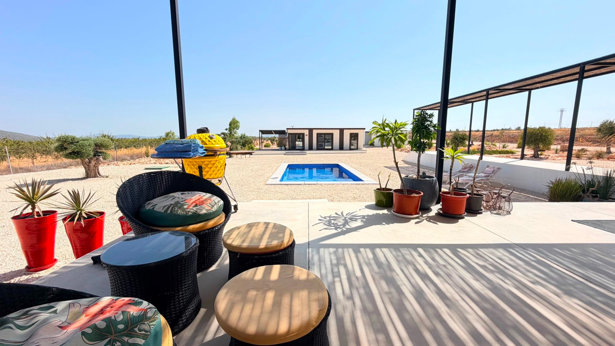 5 Bed Townhouse for sale in Pinoso Costa Blanca, Alicante, Spain