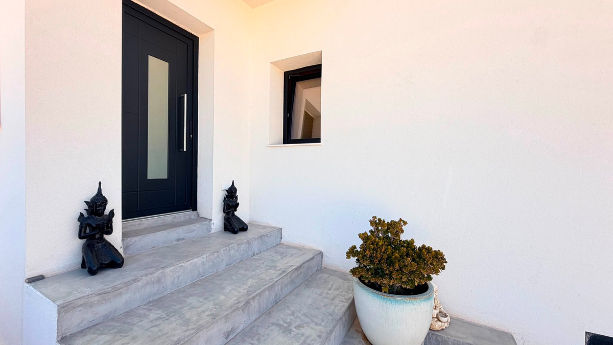 5 Bed Townhouse for sale in Pinoso Costa Blanca, Alicante, Spain