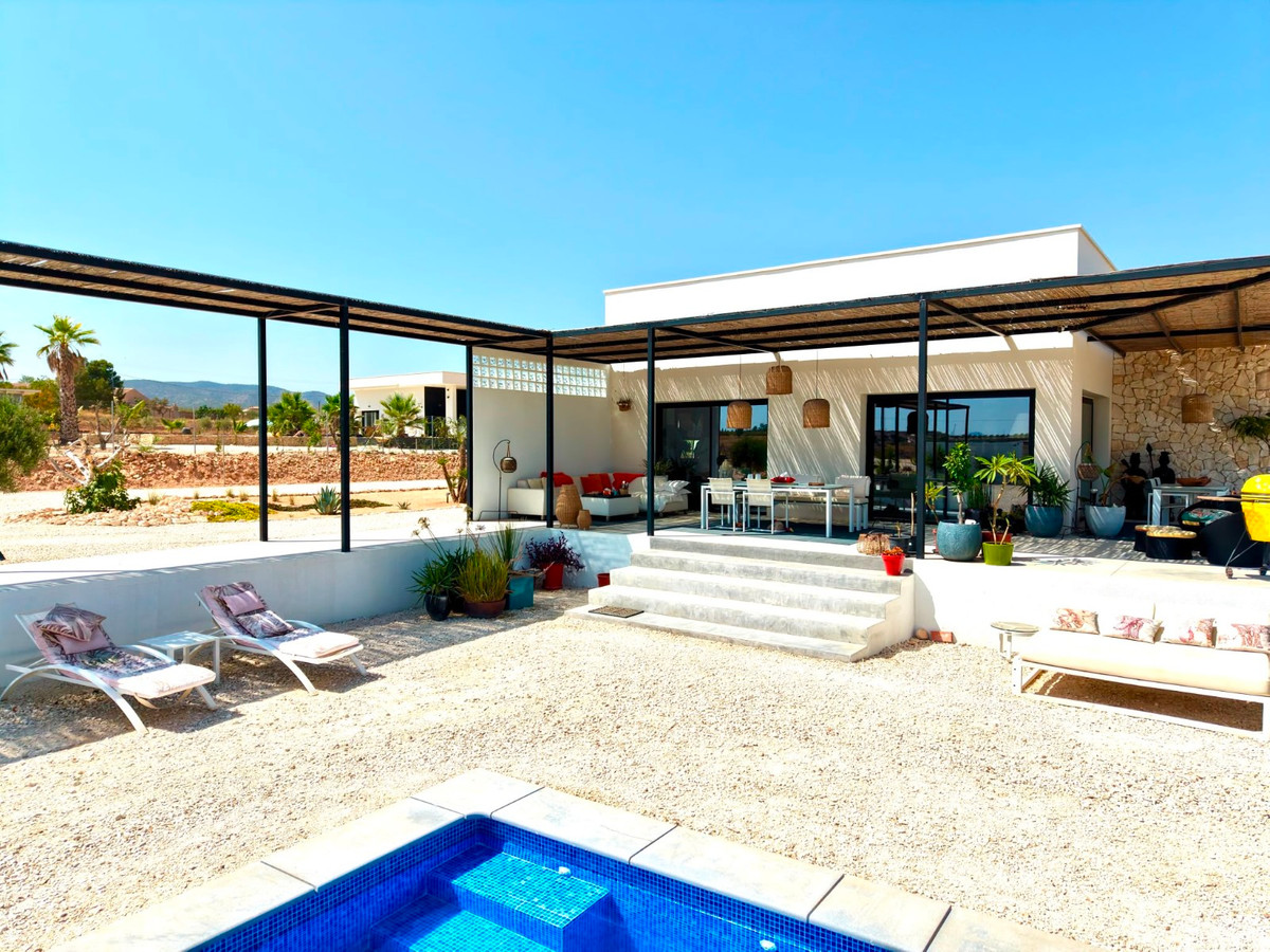5 Bed Townhouse for sale in Pinoso Costa Blanca, Alicante, Spain