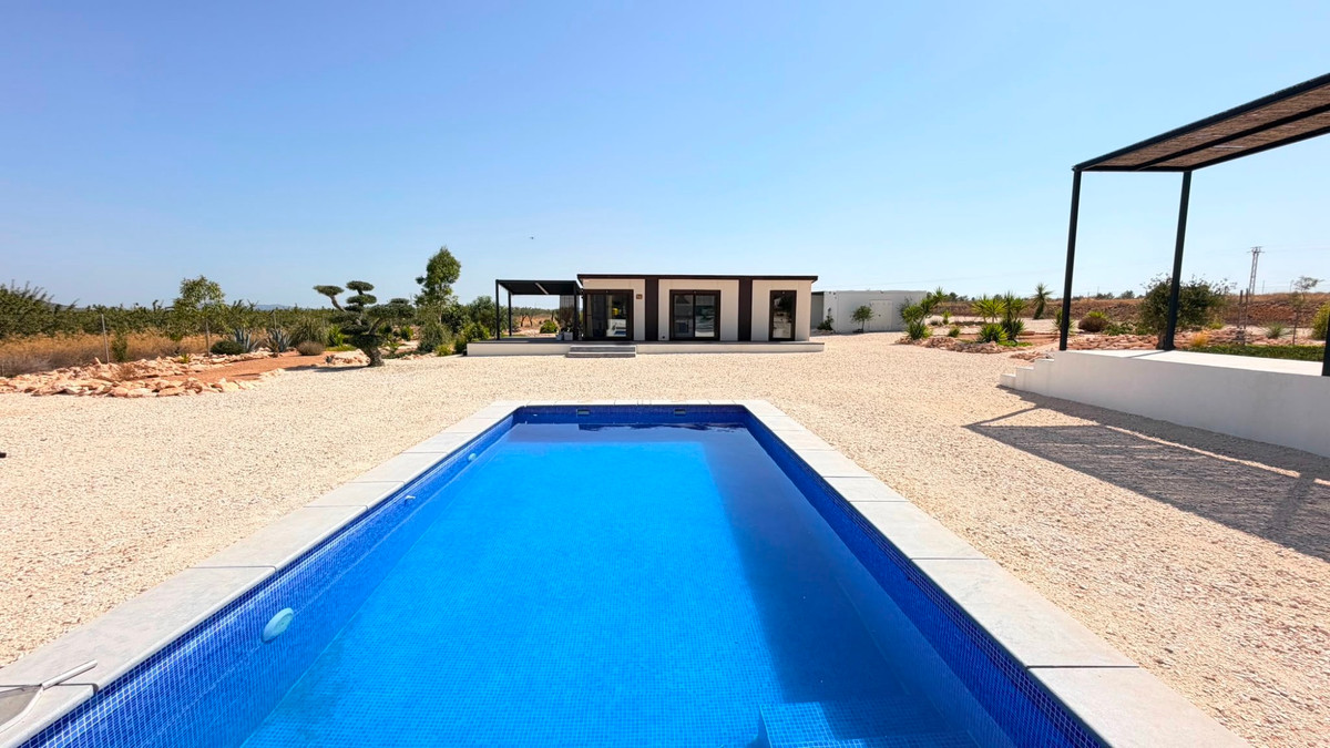 5 Bed Townhouse for sale in Pinoso Costa Blanca, Alicante, Spain