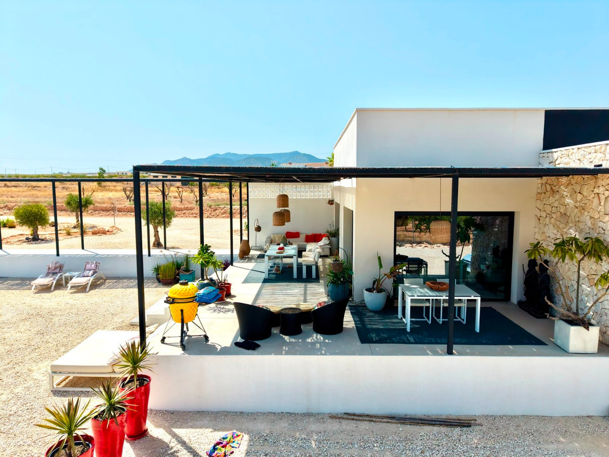 5 Bed Townhouse for sale in Pinoso Costa Blanca, Alicante, Spain