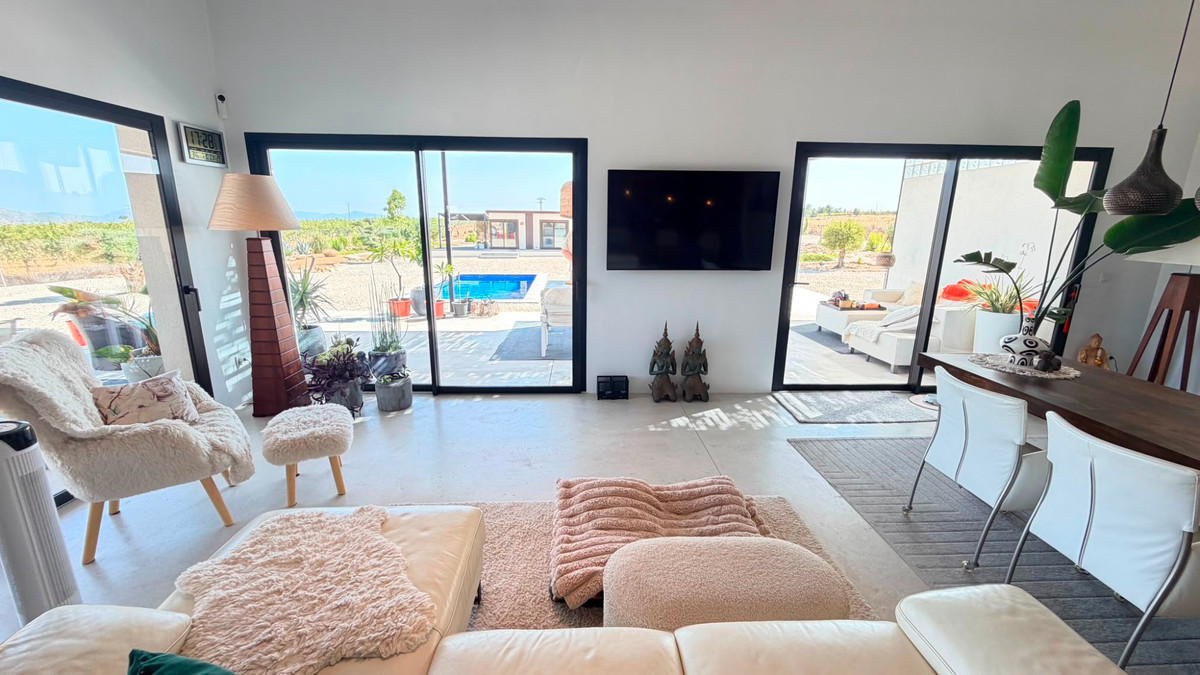 5 Bed Townhouse for sale in Pinoso Costa Blanca, Alicante, Spain