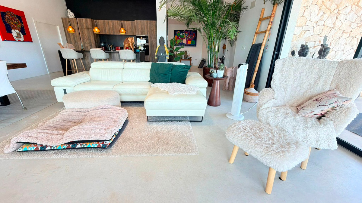 5 Bed Townhouse for sale in Pinoso Costa Blanca, Alicante, Spain