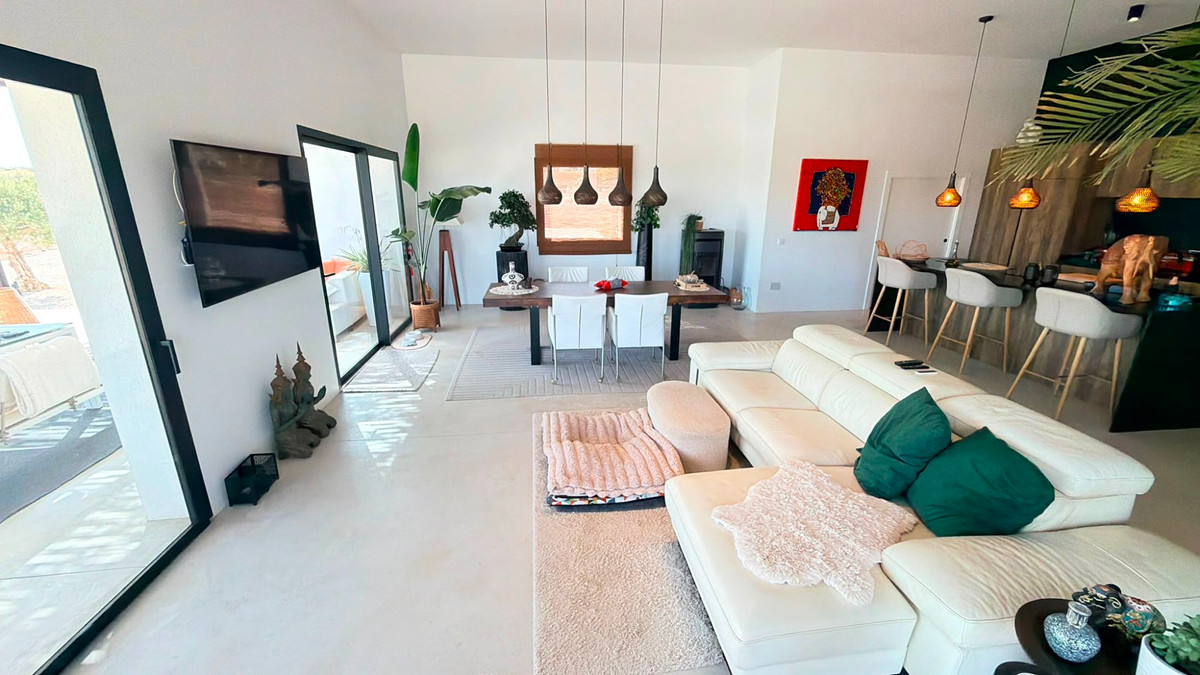 5 Bed Townhouse for sale in Pinoso Costa Blanca, Alicante, Spain