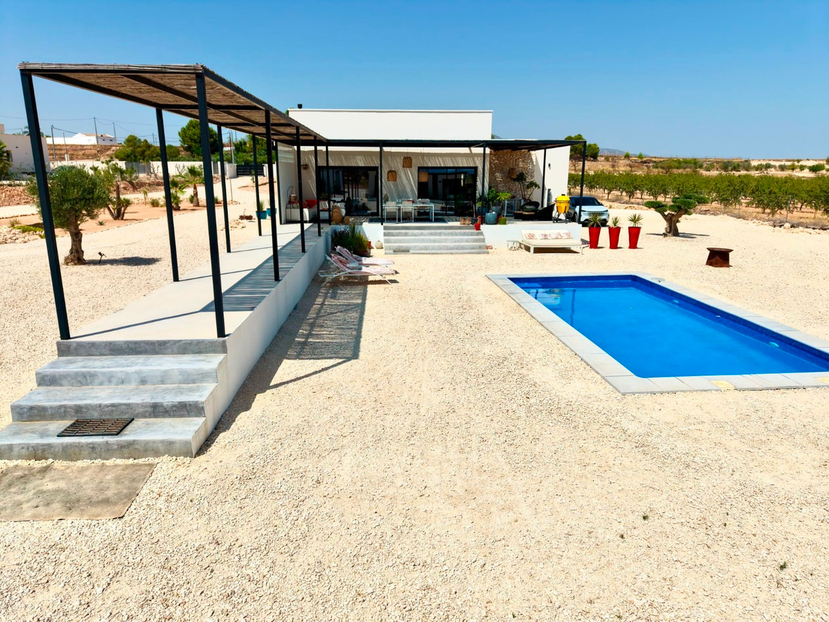 5 Bed Townhouse for sale in Pinoso Costa Blanca, Alicante, Spain