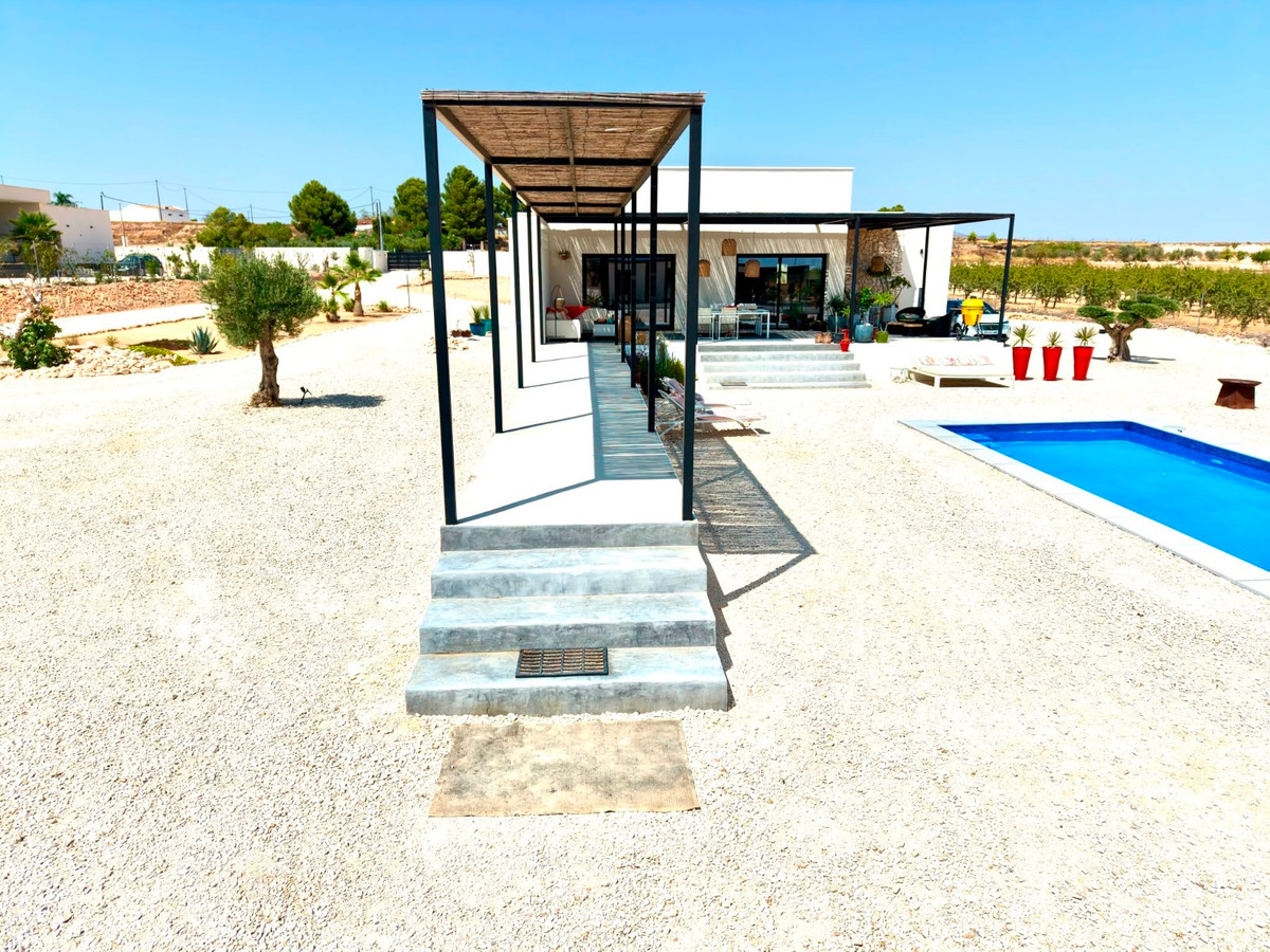 5 Bed Townhouse for sale in Pinoso Costa Blanca, Alicante, Spain