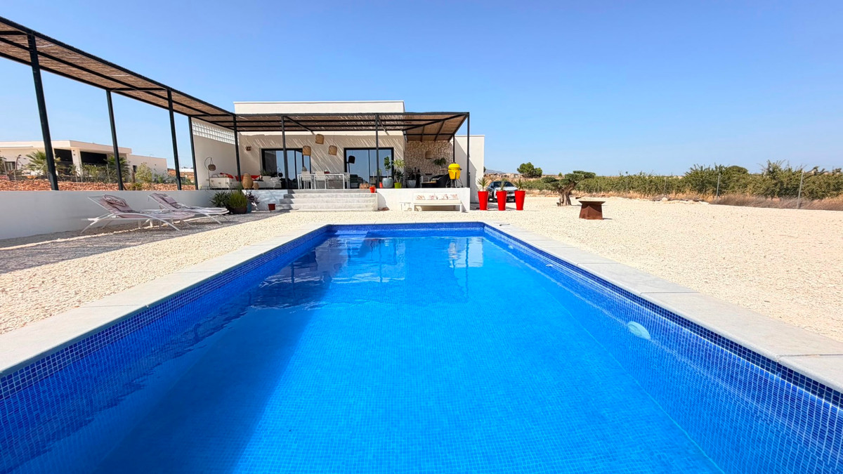 5 Bed Townhouse for sale in Pinoso Costa Blanca, Alicante, Spain