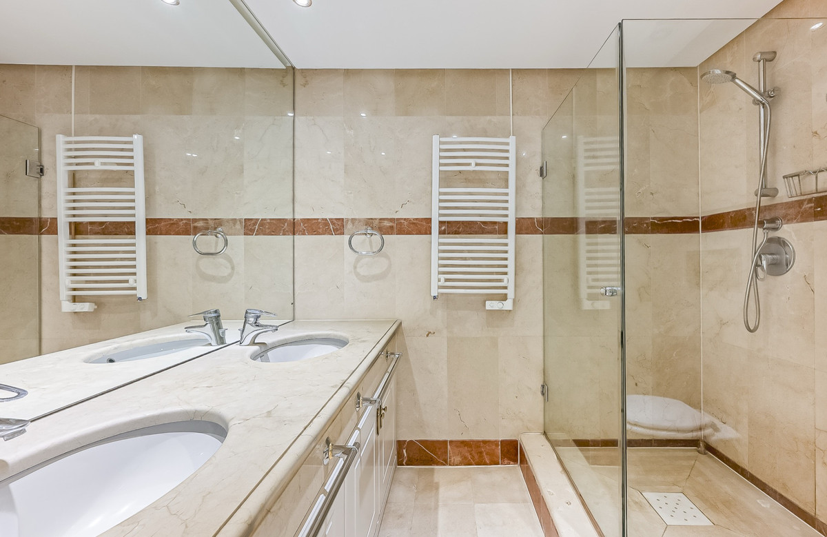 2 Bed Apartment for sale in Estepona Costa Del Sol, Málaga, Spain