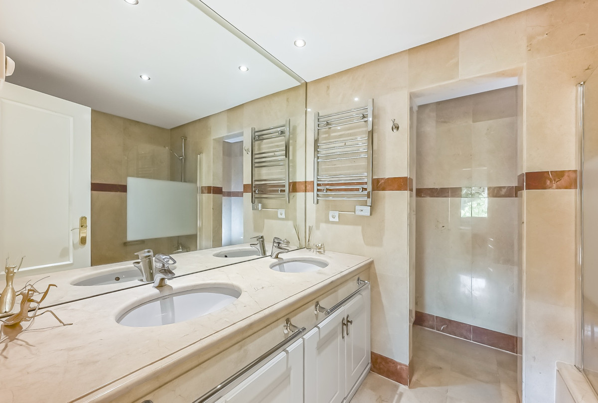 2 Bed Apartment for sale in Estepona Costa Del Sol, Málaga, Spain