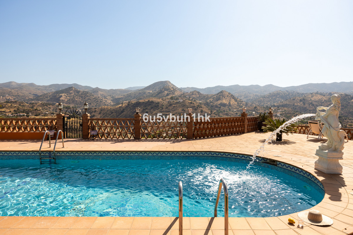 5 Bed Townhouse for sale in Almogía Costa Del Sol, Málaga, Spain