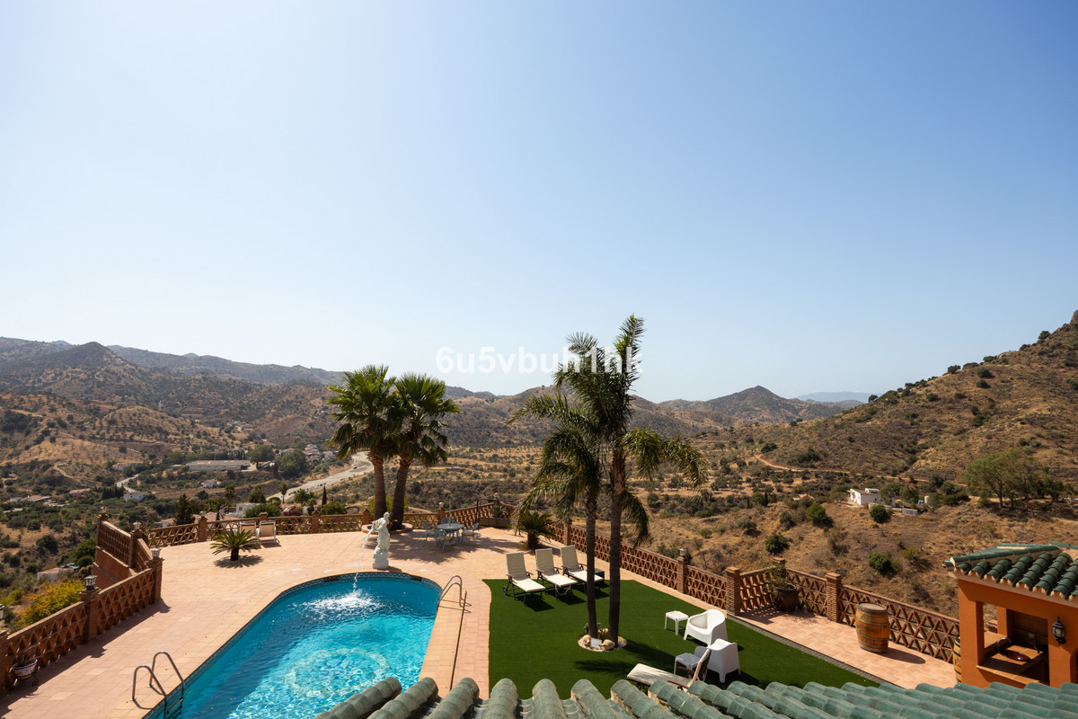 5 Bed Townhouse for sale in Almogía Costa Del Sol, Málaga, Spain