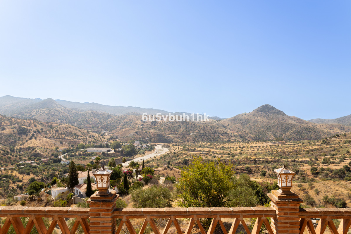 5 Bed Townhouse for sale in Almogía Costa Del Sol, Málaga, Spain