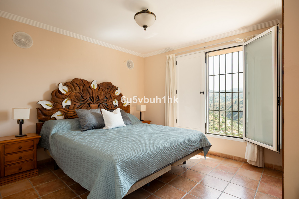 5 Bed Townhouse for sale in Almogía Costa Del Sol, Málaga, Spain