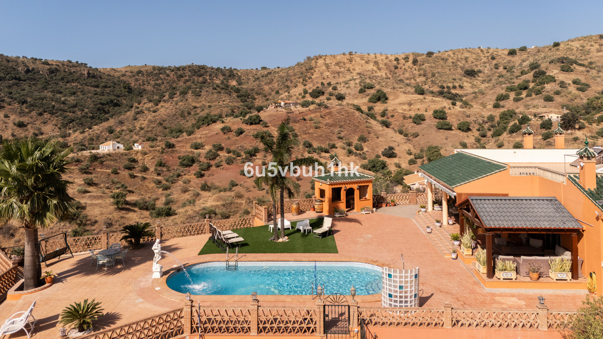 5 Bed Townhouse for sale in Almogía Costa Del Sol, Málaga, Spain
