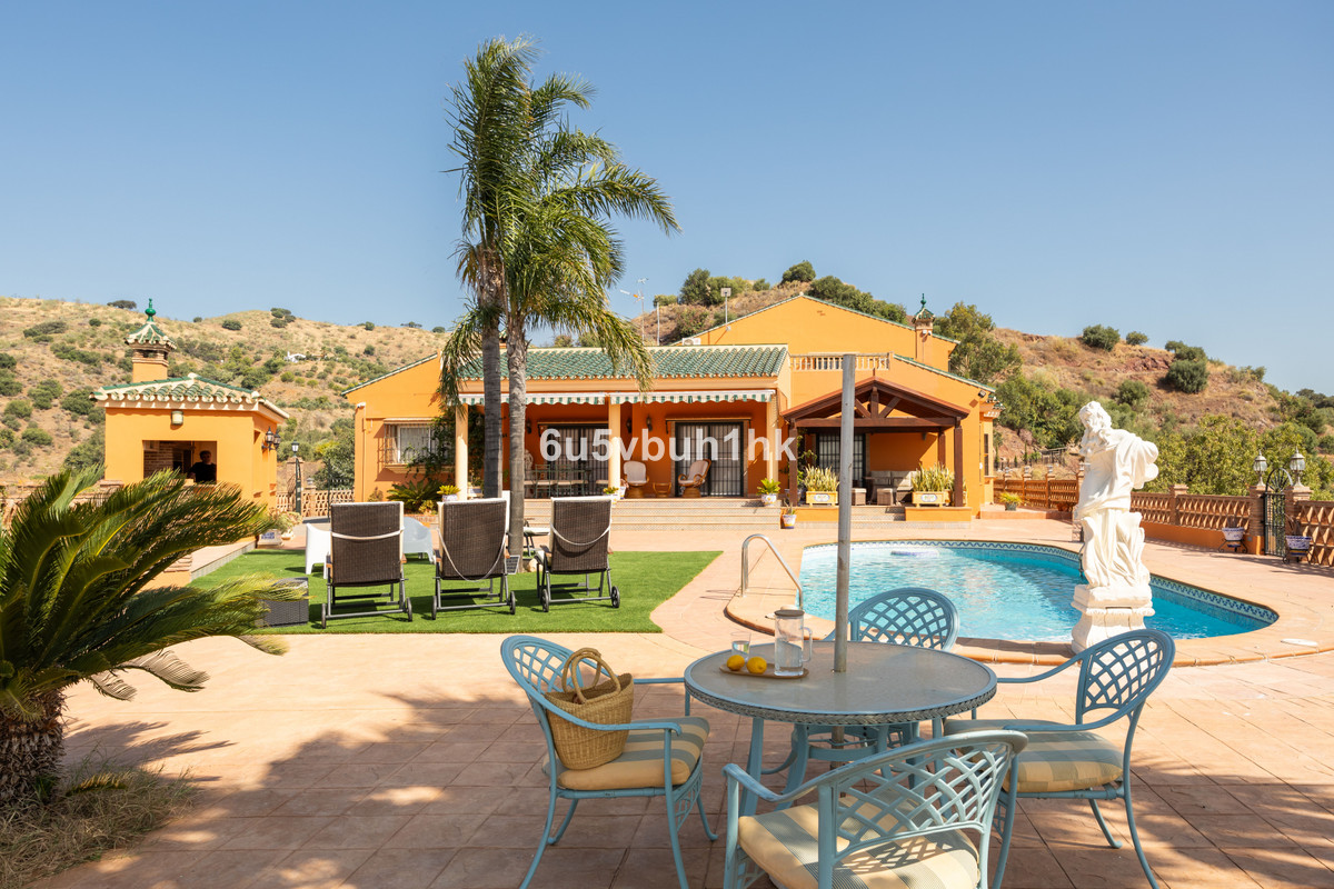 5 Bed Townhouse for sale in Almogía Costa Del Sol, Málaga, Spain
