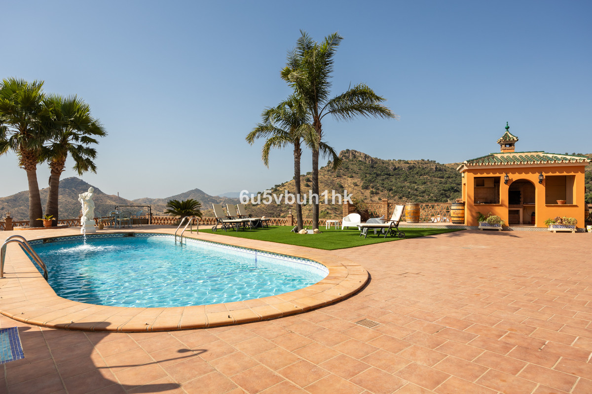 5 Bed Townhouse for sale in Almogía Costa Del Sol, Málaga, Spain