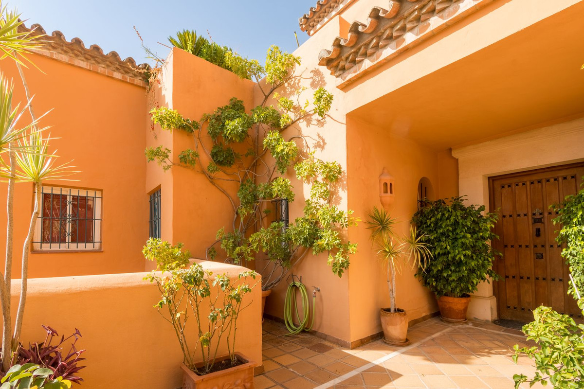 3 Bed Apartment for sale in Nueva Andalucía Costa Del Sol, Málaga, Spain