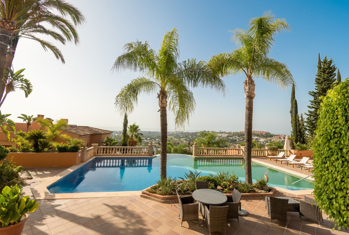 3 Bed Apartment for sale in Nueva Andalucía Costa Del Sol, Málaga, Spain