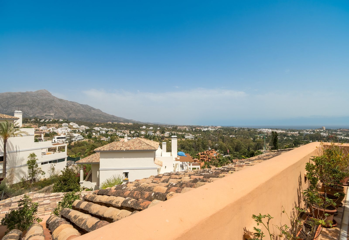 3 Bed Apartment for sale in Nueva Andalucía Costa Del Sol, Málaga, Spain