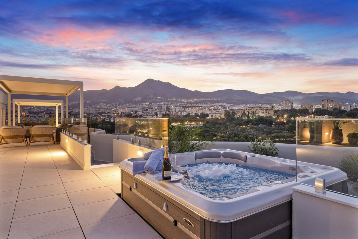 3 Bed Apartment for sale in Benalmadena Costa Costa Del Sol, Málaga, Spain