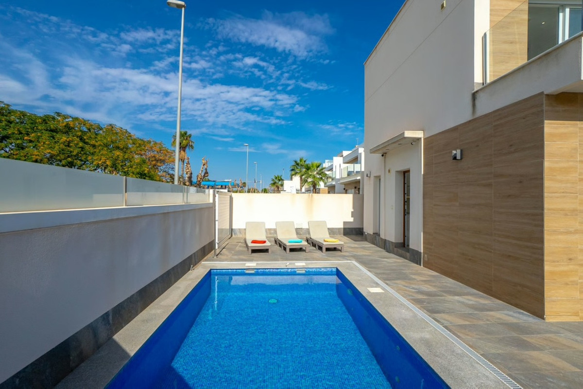Se vende Villa - Chalet de 3 dormitorios en Costa Blanca, Alicante, España