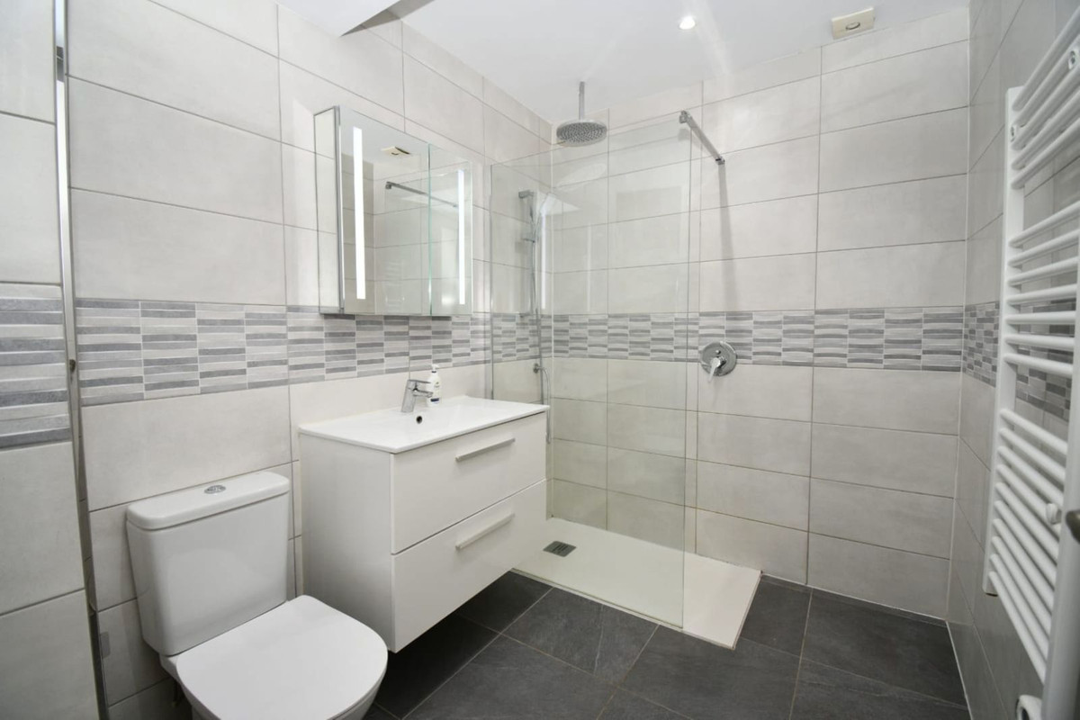 Se vende Apartamento Planta Media de 2 dormitorios en Costa Del Sol, Málaga, España
