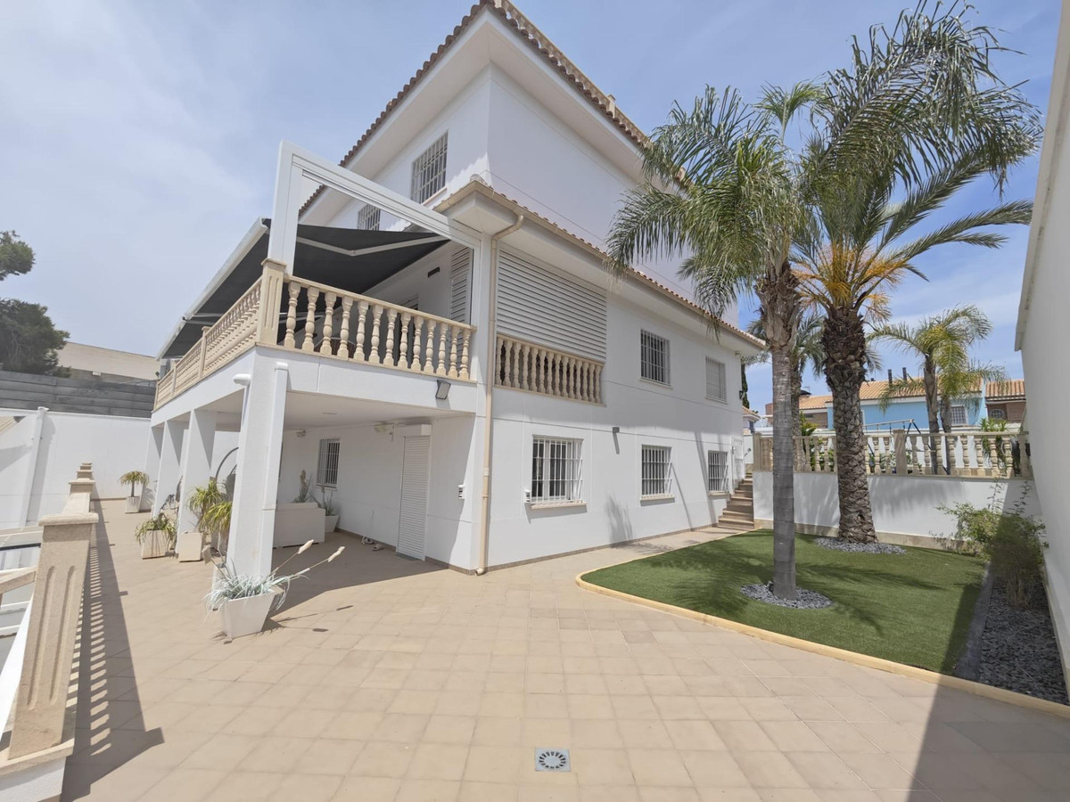 Se vende Villa - Chalet de 4 dormitorios en Costa Blanca, Alicante, España