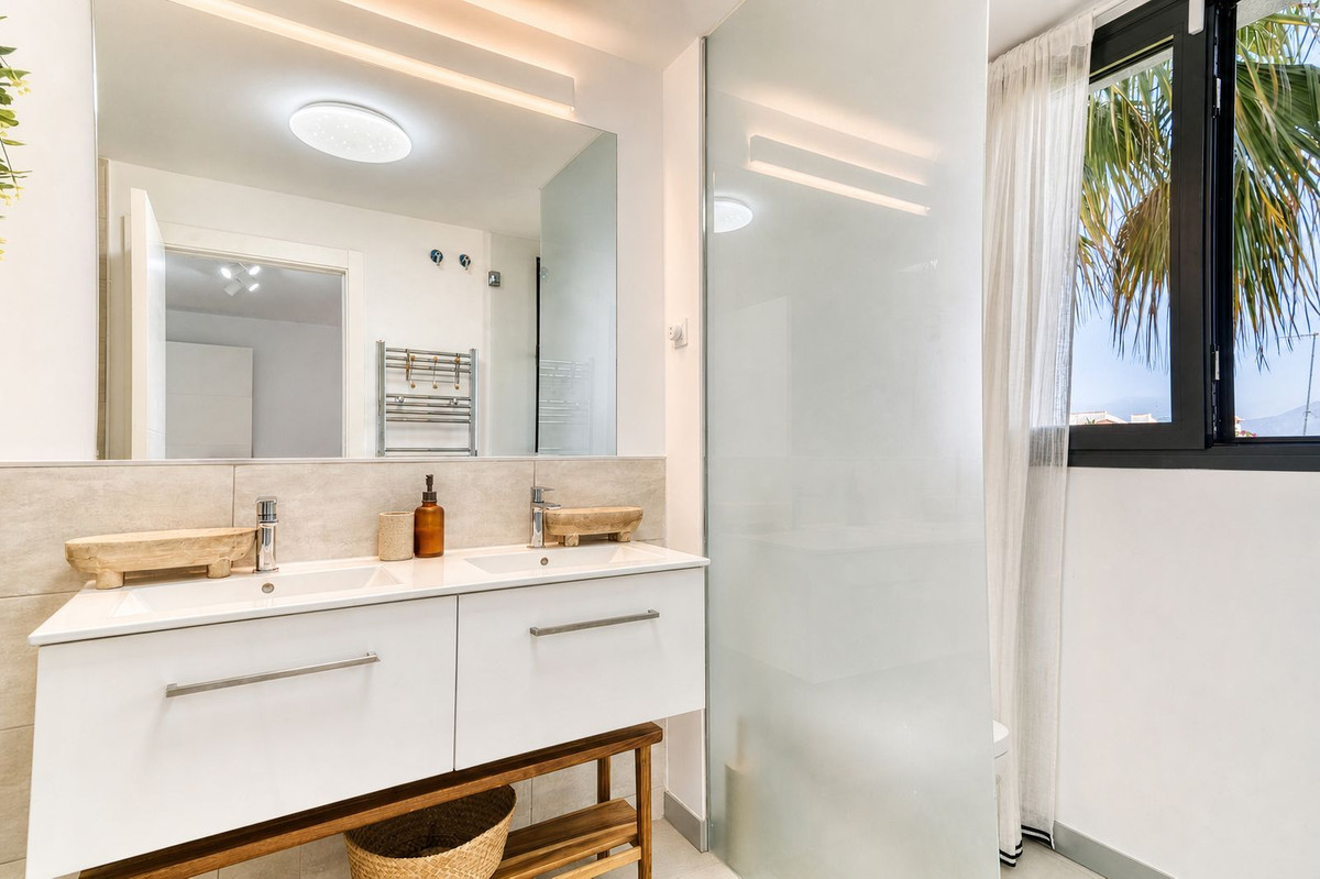 3 Bed Apartment for sale in La Duquesa Costa Del Sol, Málaga, Spain
