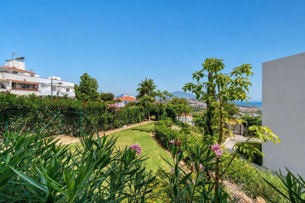 3 Bed Apartment for sale in La Duquesa Costa Del Sol, Málaga, Spain