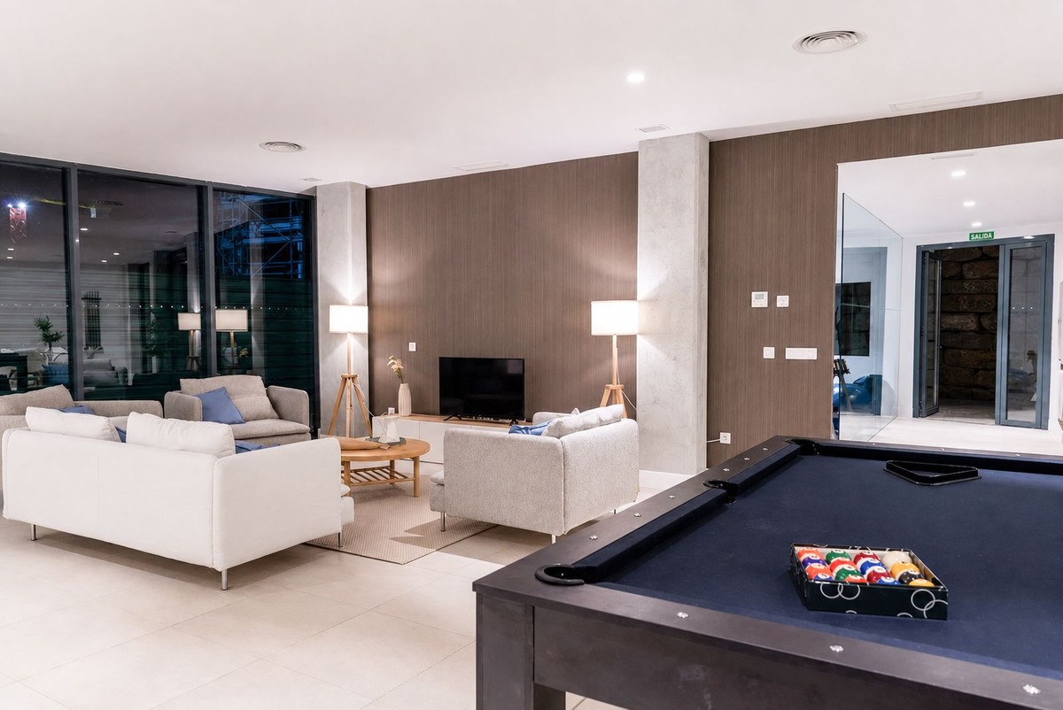 3 Bed Apartment for sale in La Duquesa Costa Del Sol, Málaga, Spain