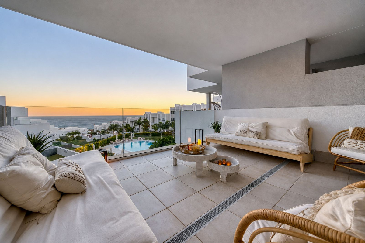 3 Bed Apartment for sale in La Duquesa Costa Del Sol, Málaga, Spain