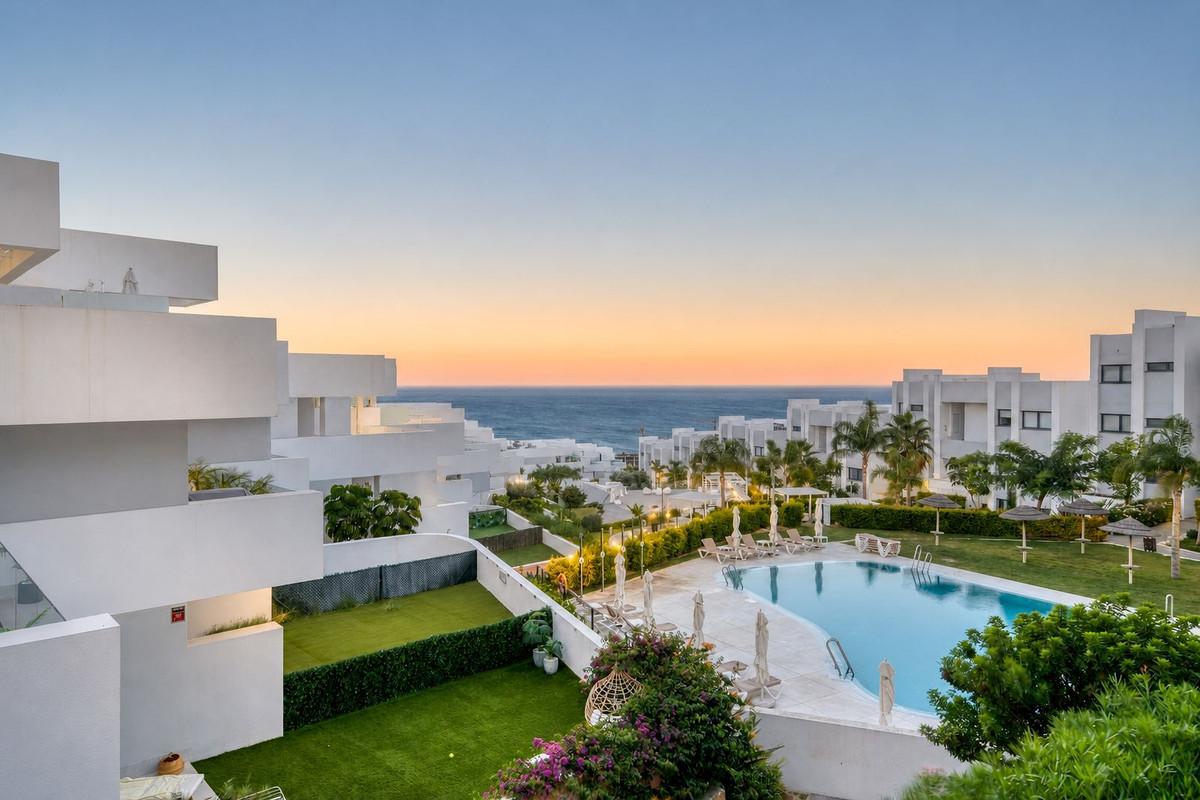3 Bed Apartment for sale in La Duquesa Costa Del Sol, Málaga, Spain