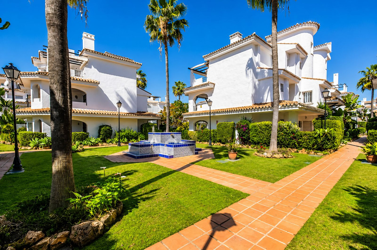 2 Bed Apartment for sale in Nueva Andalucía Costa Del Sol, Málaga, Spain