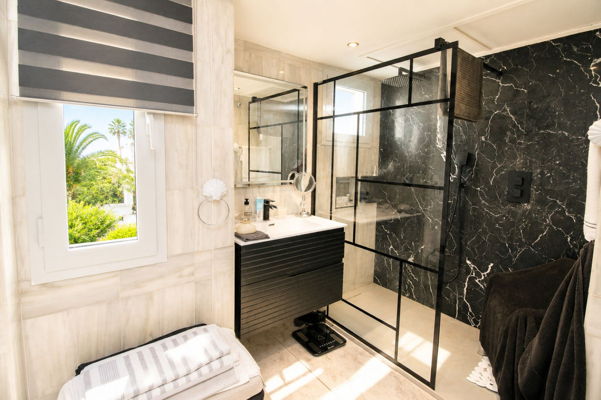 2 Bed Apartment for sale in Nueva Andalucía Costa Del Sol, Málaga, Spain