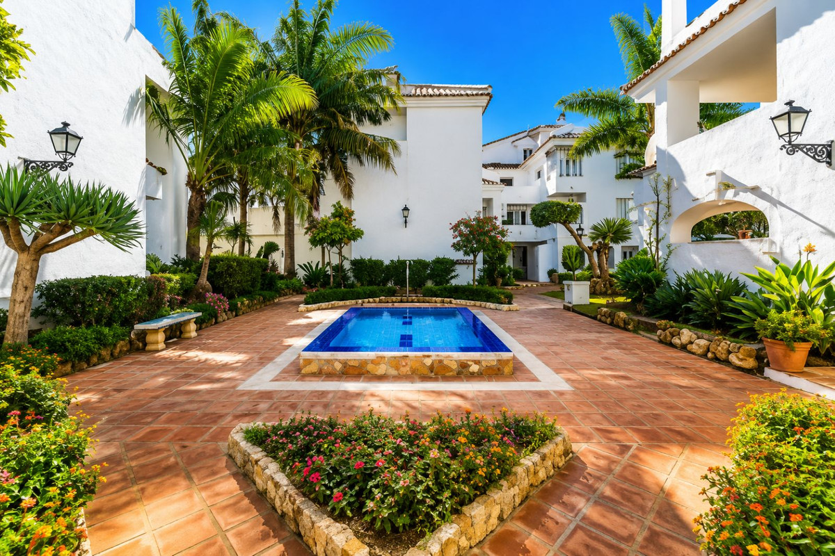 2 Bed Apartment for sale in Nueva Andalucía Costa Del Sol, Málaga, Spain