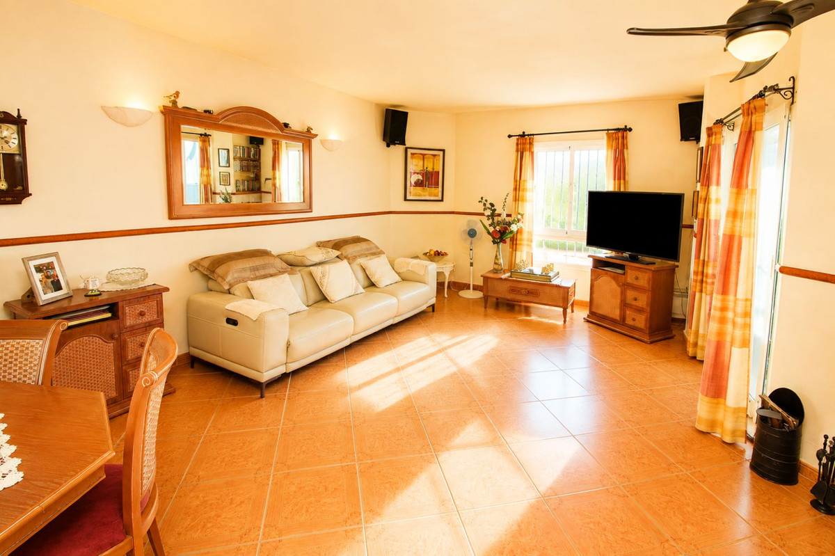 2 Bed Apartment for sale in Nueva Andalucía Costa Del Sol, Málaga, Spain