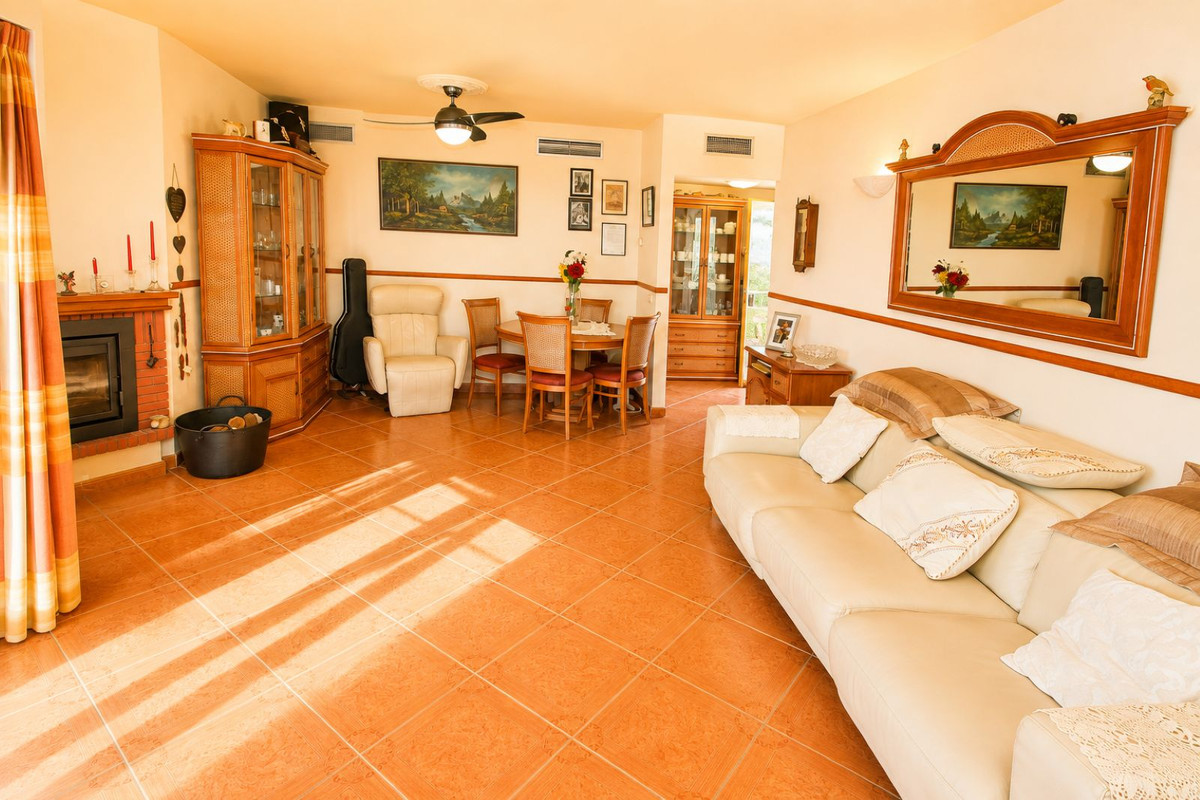 2 Bed Apartment for sale in Nueva Andalucía Costa Del Sol, Málaga, Spain