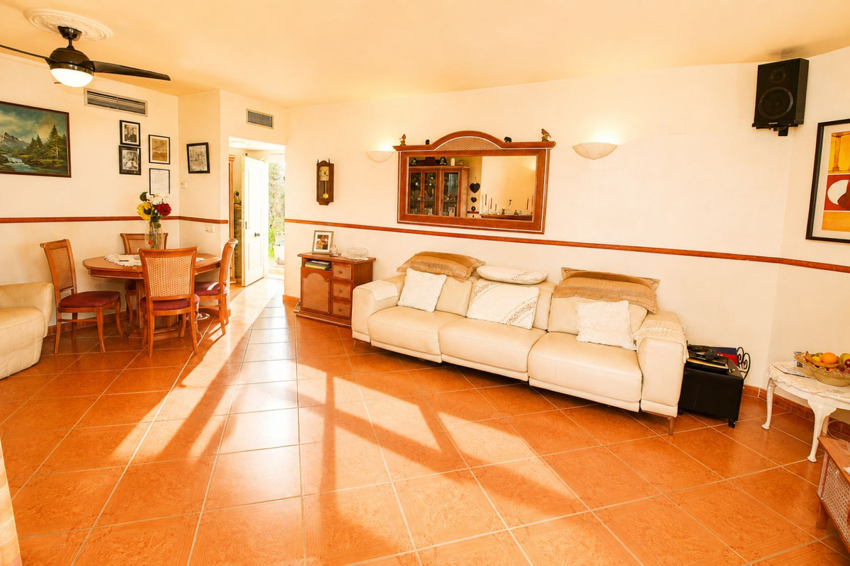 2 Bed Apartment for sale in Nueva Andalucía Costa Del Sol, Málaga, Spain