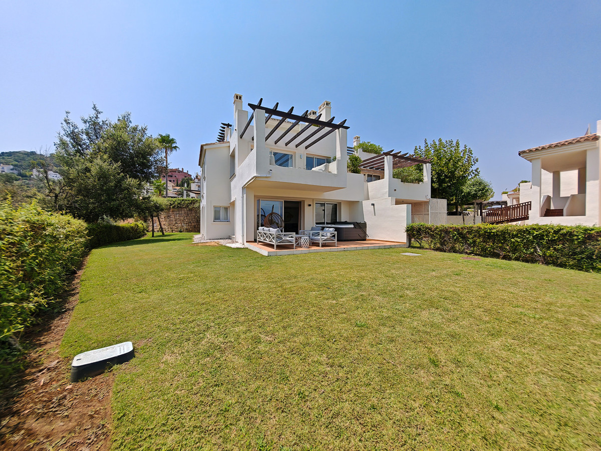 2 Bed Apartment for sale in La Mairena Costa Del Sol, Málaga, Spain