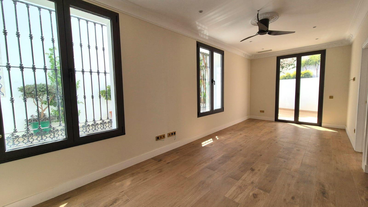 9 Bed Commercial unit for sale in Estepona Costa Del Sol, Málaga, Spain