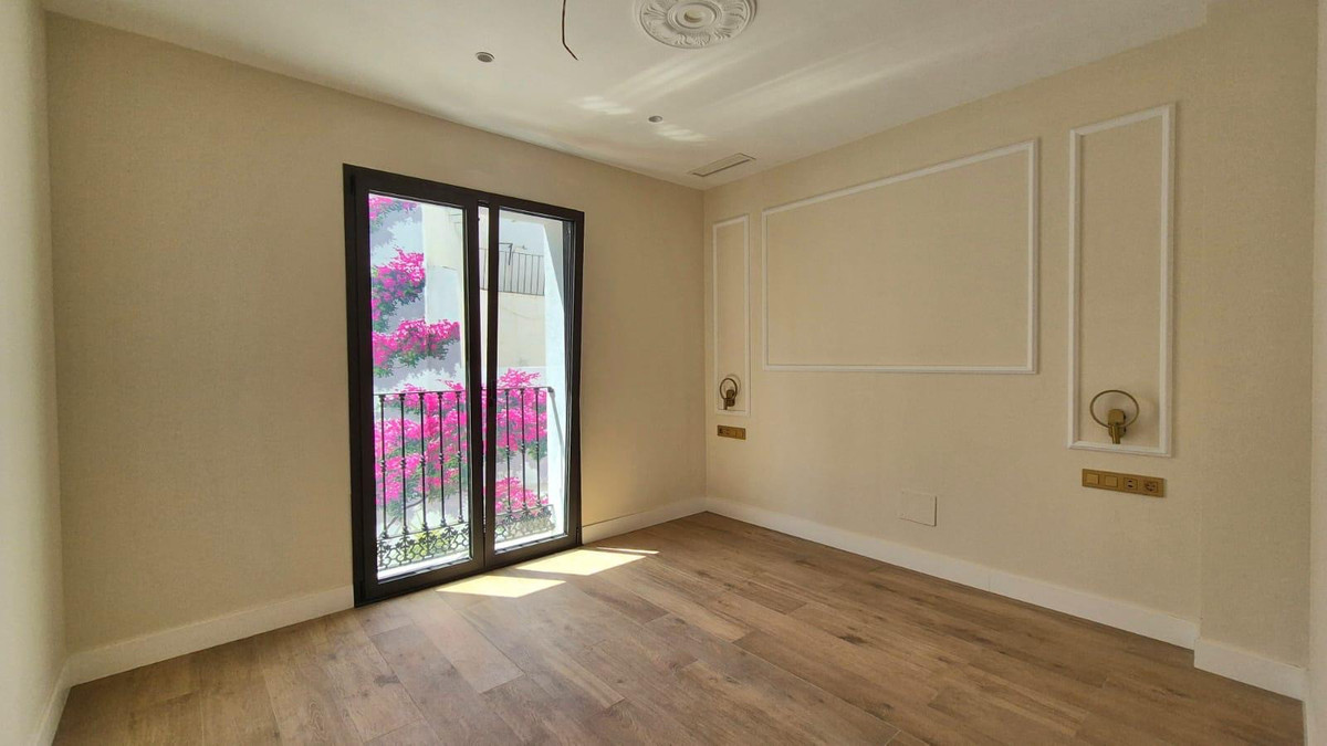9 Bed Commercial unit for sale in Estepona Costa Del Sol, Málaga, Spain