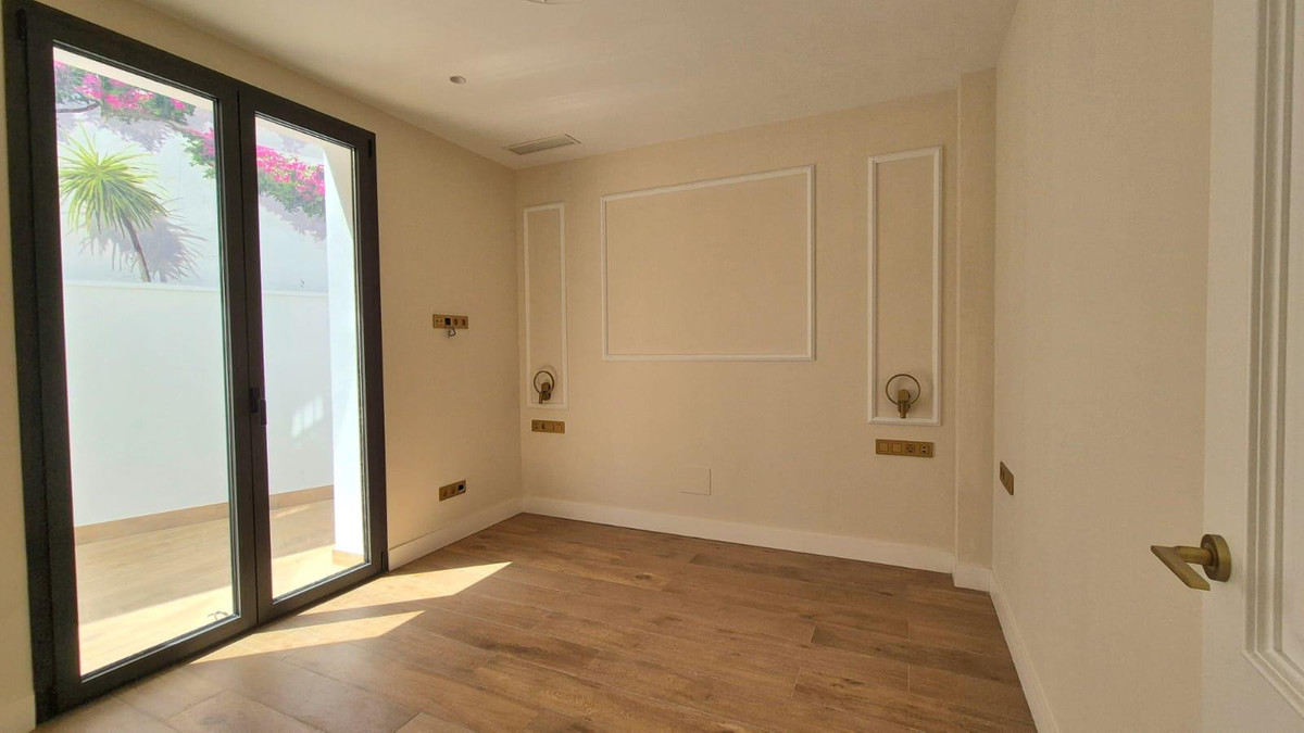 9 Bed Commercial unit for sale in Estepona Costa Del Sol, Málaga, Spain