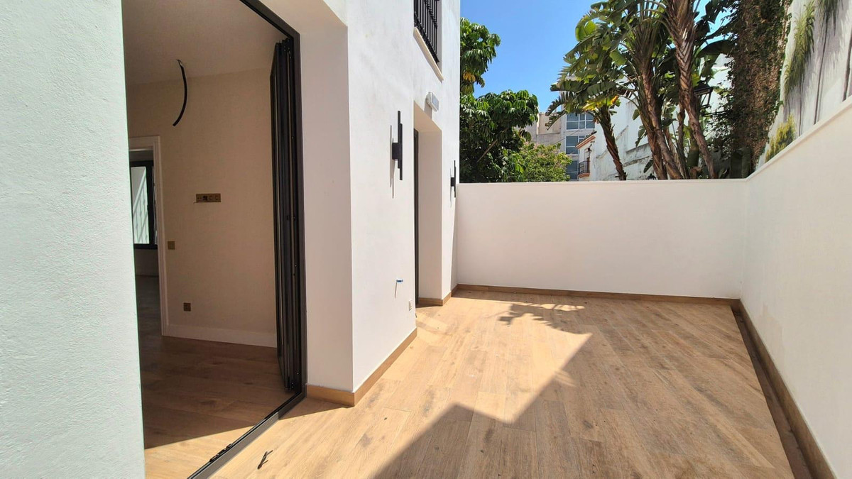 9 Bed Commercial unit for sale in Estepona Costa Del Sol, Málaga, Spain