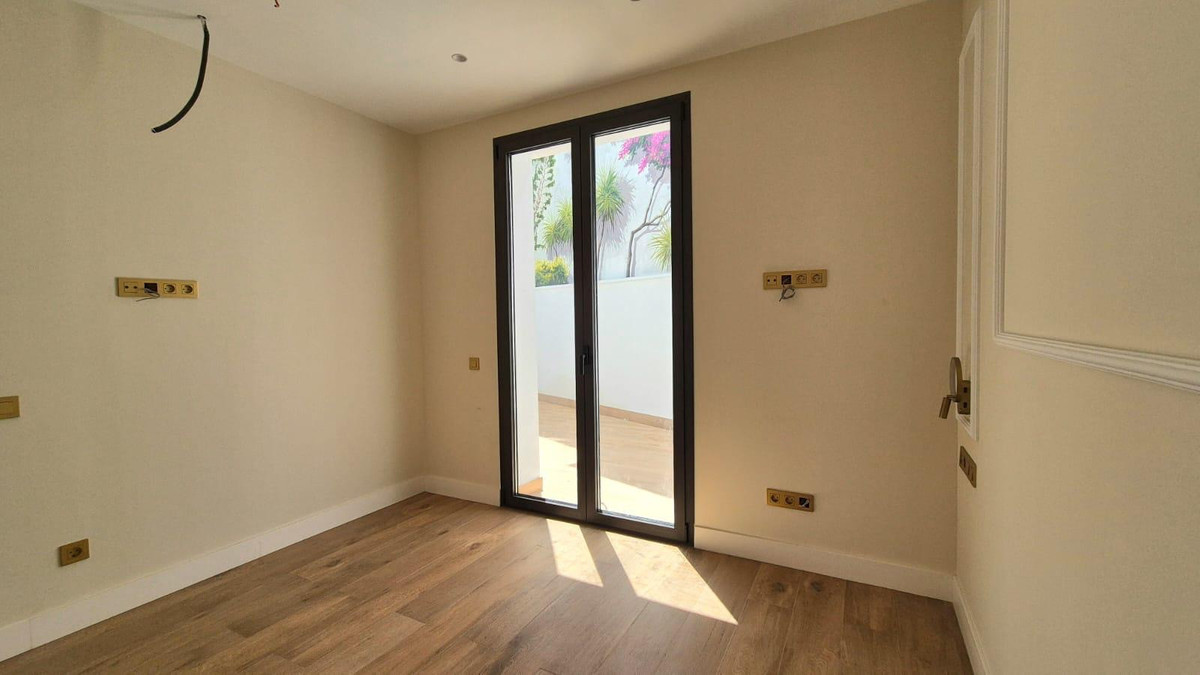 9 Bed Commercial unit for sale in Estepona Costa Del Sol, Málaga, Spain