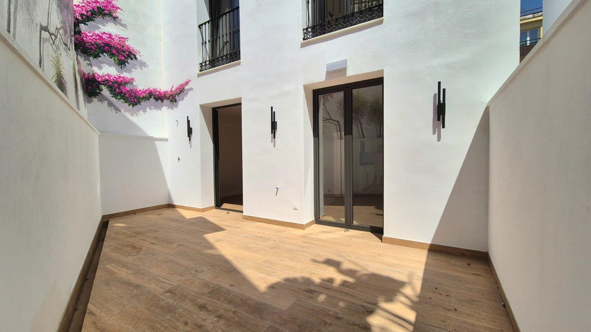 9 Bed Commercial unit for sale in Estepona Costa Del Sol, Málaga, Spain