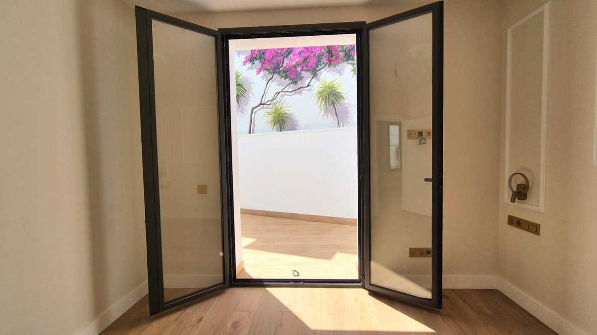 9 Bed Commercial unit for sale in Estepona Costa Del Sol, Málaga, Spain