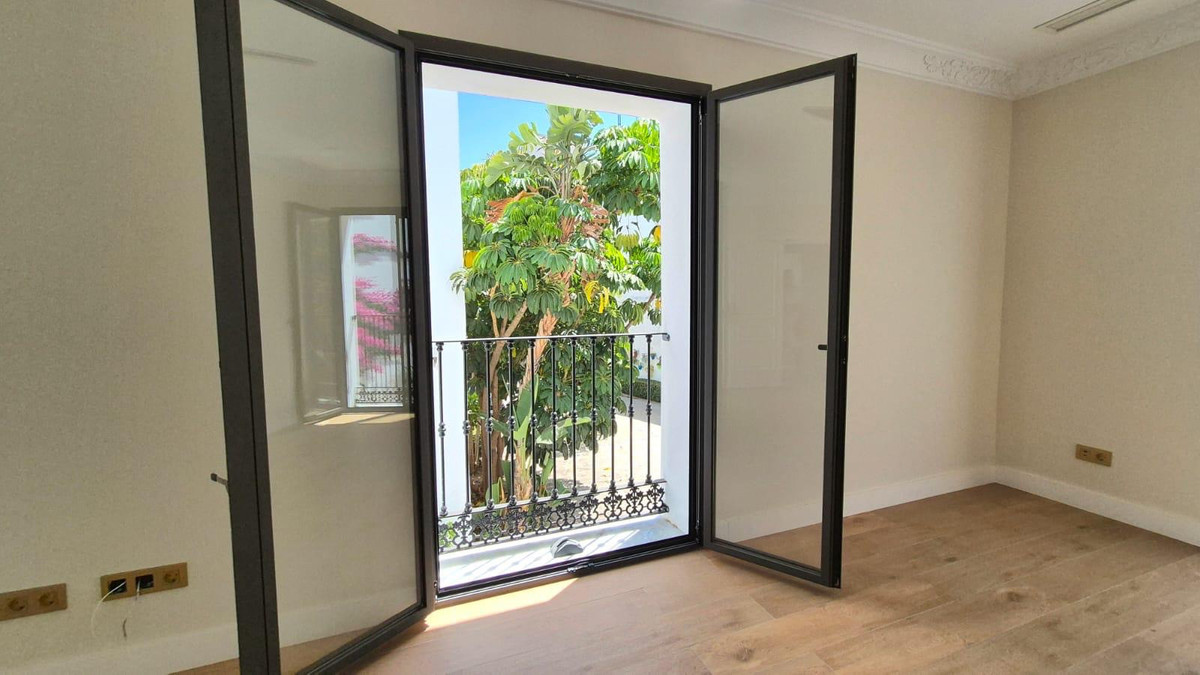 9 Bed Commercial unit for sale in Estepona Costa Del Sol, Málaga, Spain